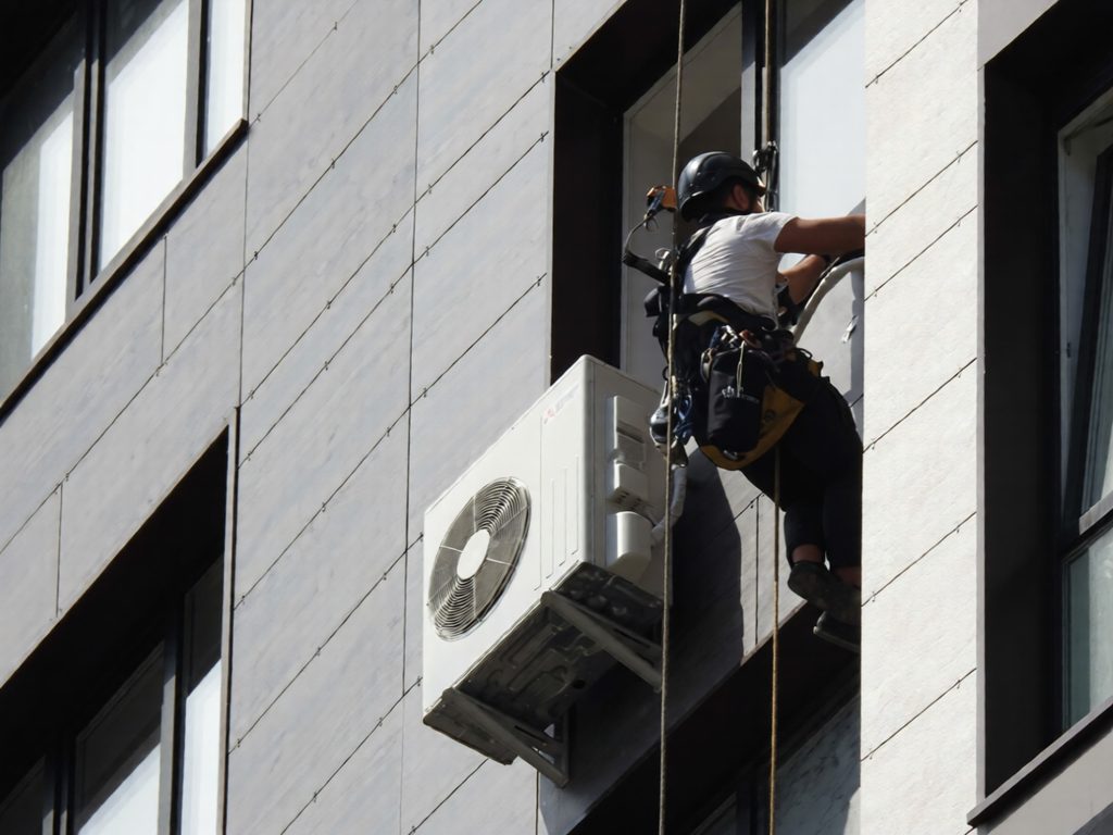 Герметизация швов альпинистами